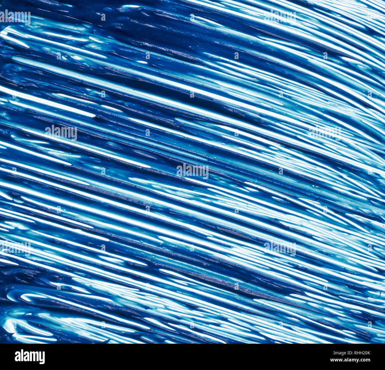 Textur von blau Mascara für Wimpern auf weißem Hintergrund. Abstrich von navy blue Mascara für Wimpern auf weißem Hintergrund. Stockfoto