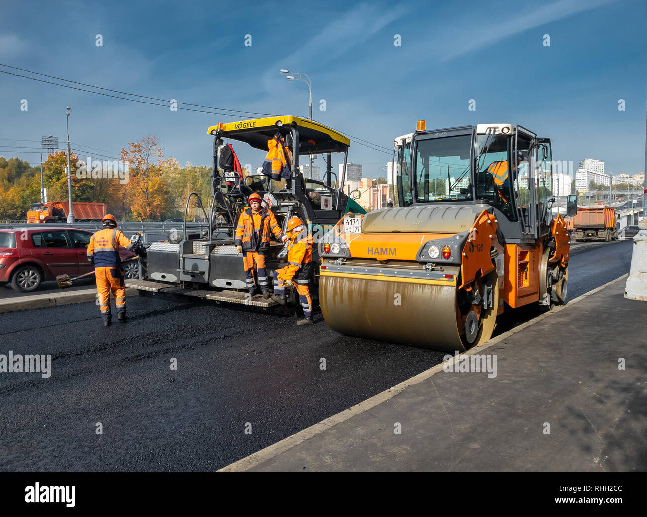 Moskau, Russland - Oktober 9. 2018. Asphalt Reparatur mit Asphalt fertiger Stockfoto