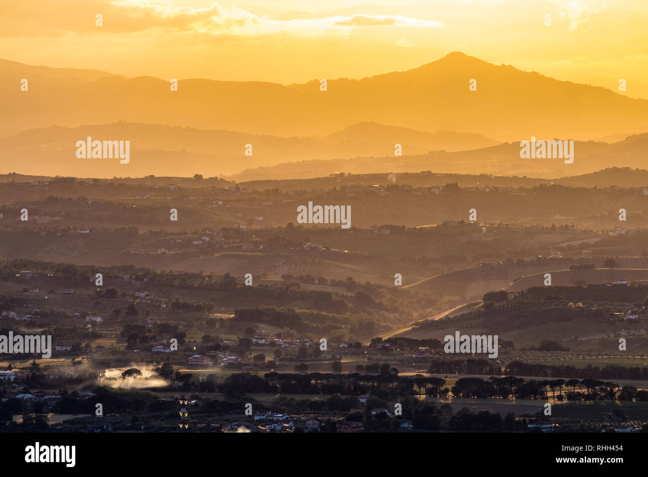 Der Bergrücken in der Nähe von Chiety im Lichte der Sommer Sonne, Abruzzen, Italien. Stockfoto