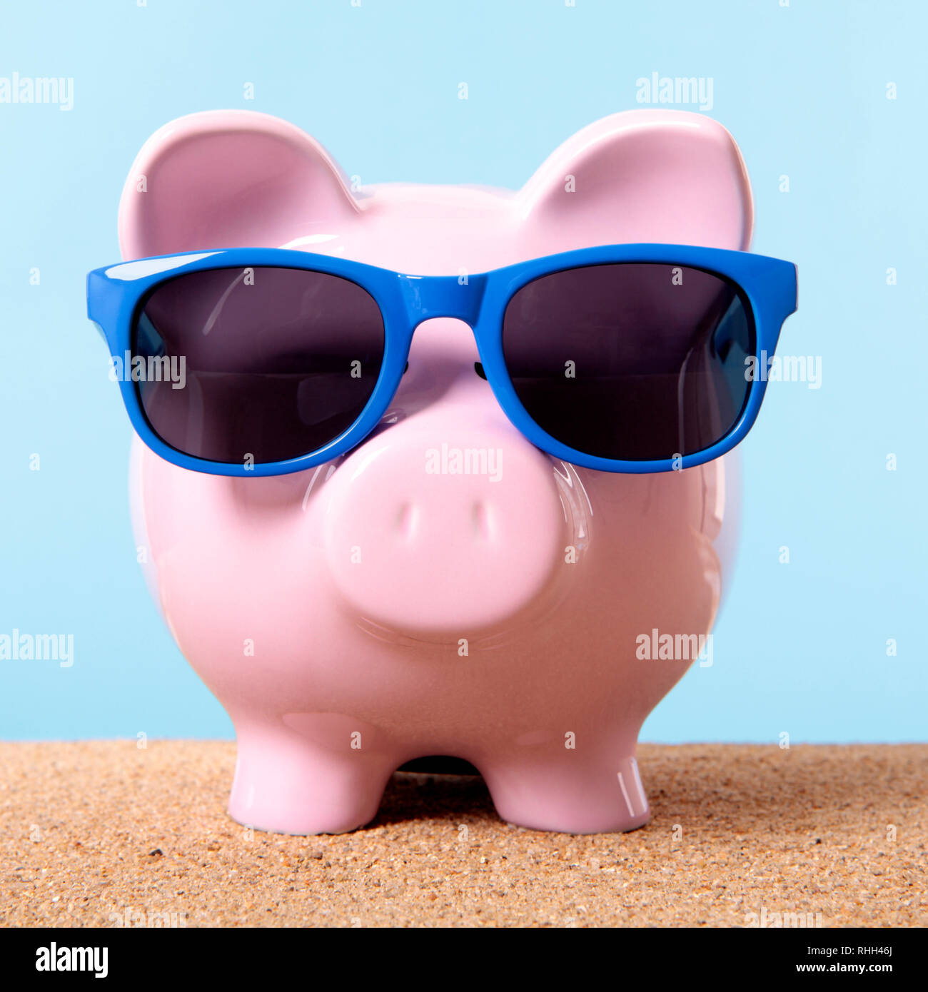 Rosa Sparschwein Beach reisen urlaub Einsparungen Sonnenbrille. Stockfoto