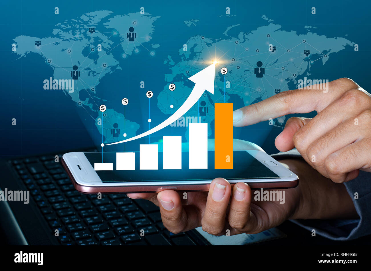 Diagramm der finanziellen Wachstum global Communications binäre Smart Phones und world Internet Geschäftsleute drücken Sie die Taste Telefon im Internet S zu kommunizieren Stockfoto