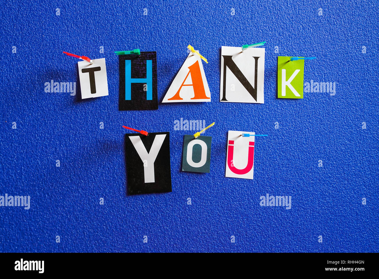 Vielen Dank, dass Sie Wörter in verschiedenen Farben auf Blue Board befestigt Stockfoto