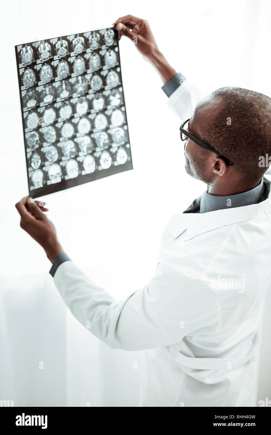 Nahaufnahme der männlichen Händen, die X-ray Bild Stockfoto
