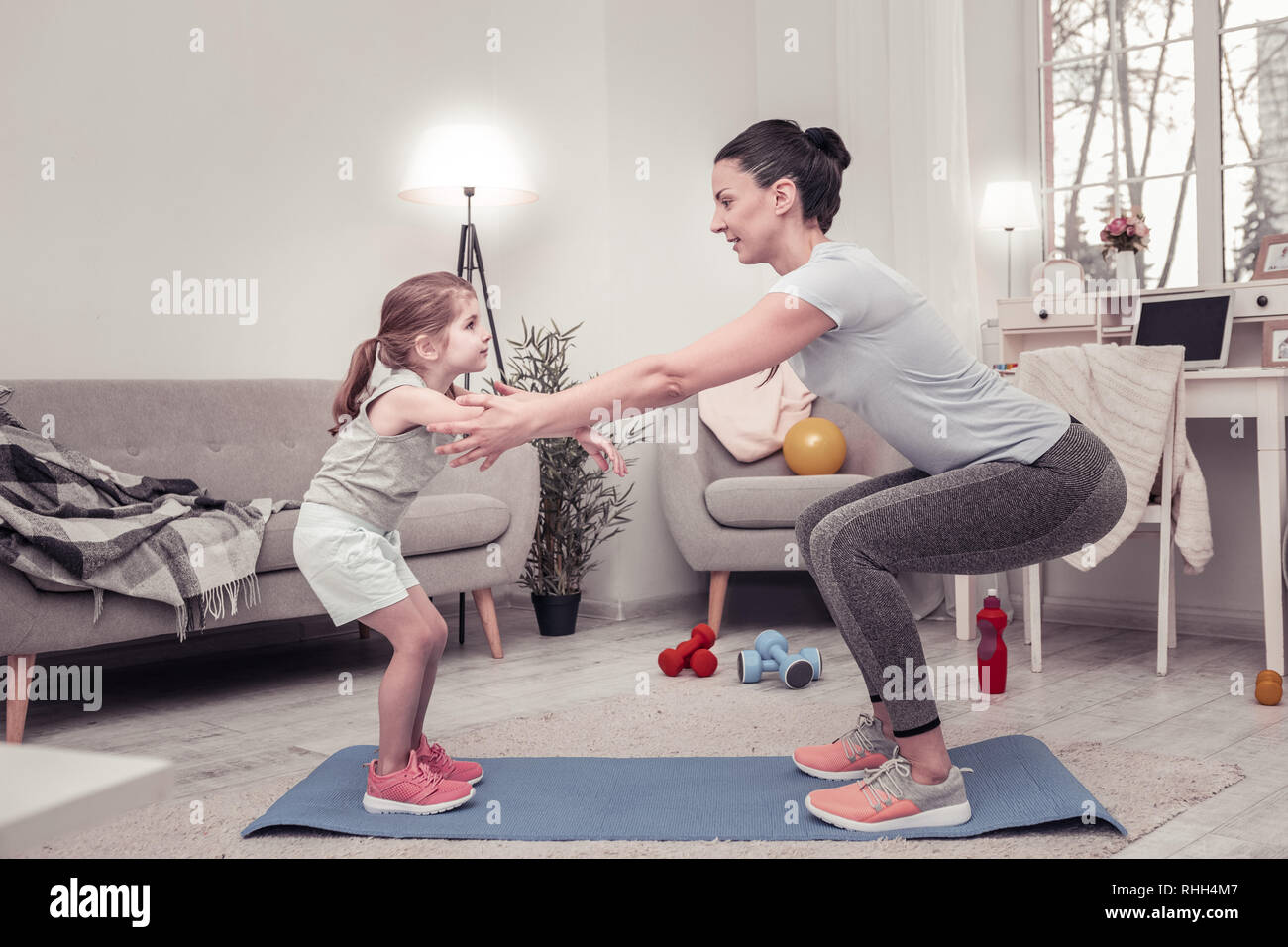 Die Mutter ihrer Tochter zu tun, Sit-ups Stockfoto