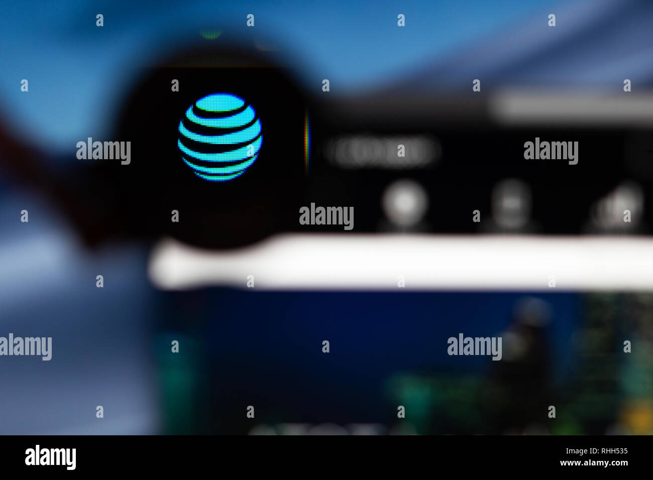 AT&T-Website Homepage. AT&T-Logo durch ein Vergrößerungsglas sichtbar. Stockfoto