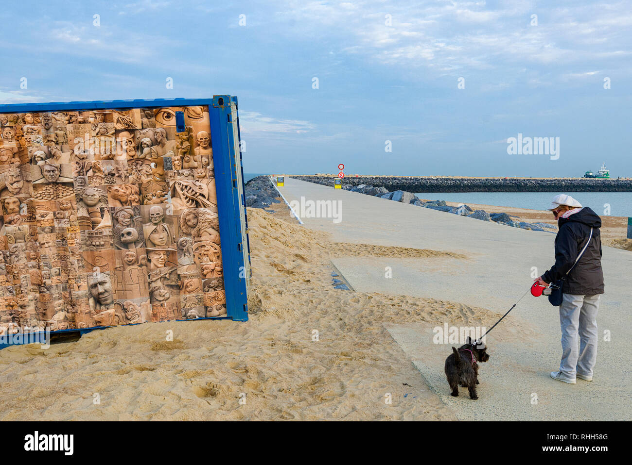 Hund Spaziergang am frühen Morgen auf der westlichen Wellenbrecher in Ostende, Belgien Stockfoto