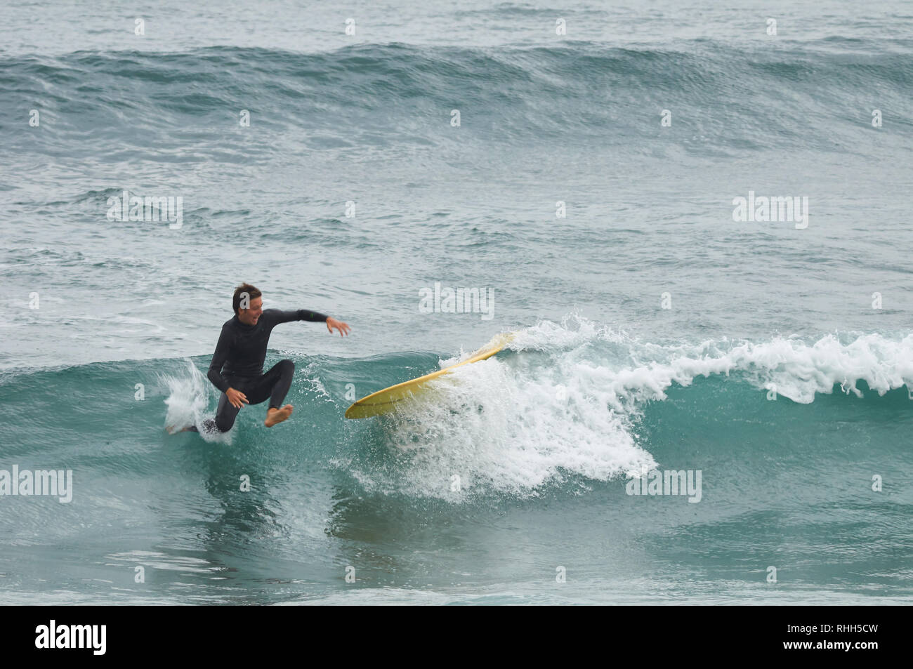 Surfer fällt an der XIII Salinas Internationale Longboard Festival 2014 (Castrillón, Asturien, Spanien) Surfen longboard Kantabrischen Meer Stockfoto