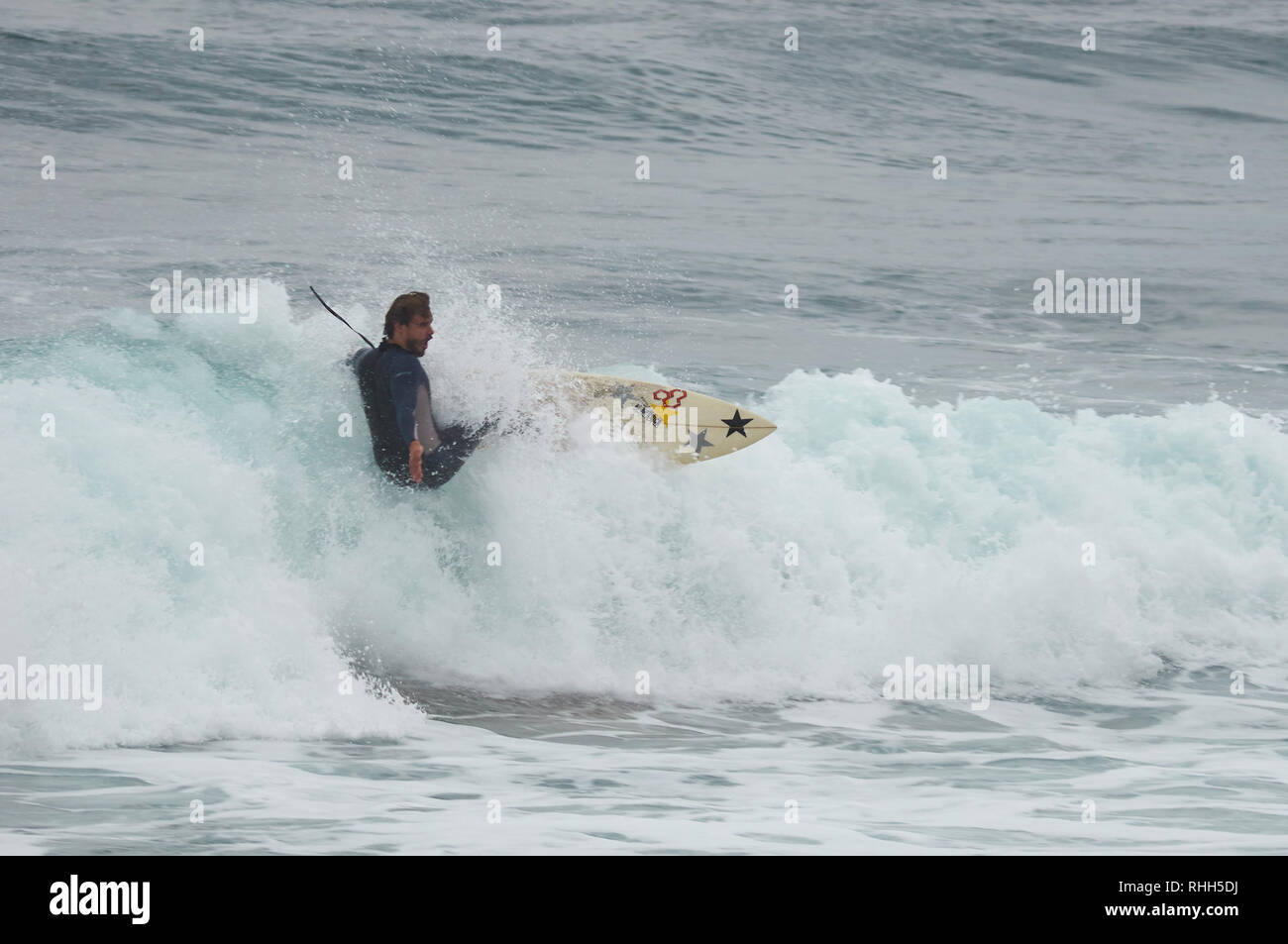 Surfer aus Fallen von einer Welle an der XIII Salinas Internationale Longboard Festival 2014 (Castrillón, Asturien, Spanien) Surfen Surfbrett Kantabrischen Meer Stockfoto