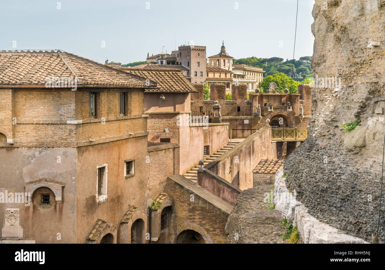 Wandern entlang der Wände des Castel Sant'Angelo in Rom, Italien. Stockfoto
