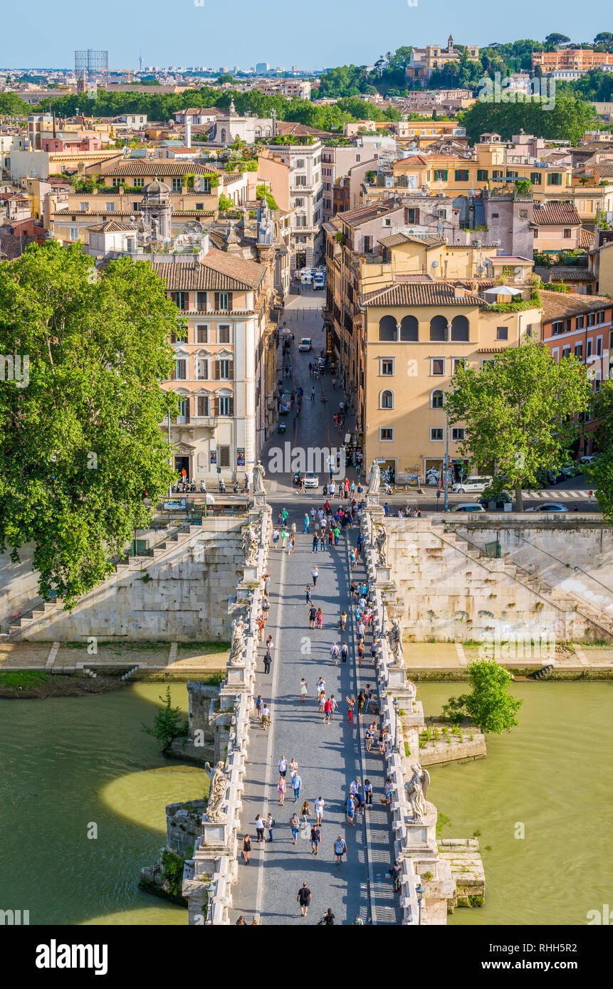 Sant'Angelo Brücke, wie vom Castel Sant'Angelo an einem sonnigen Nachmittag gesehen. Rom, Italien. Stockfoto