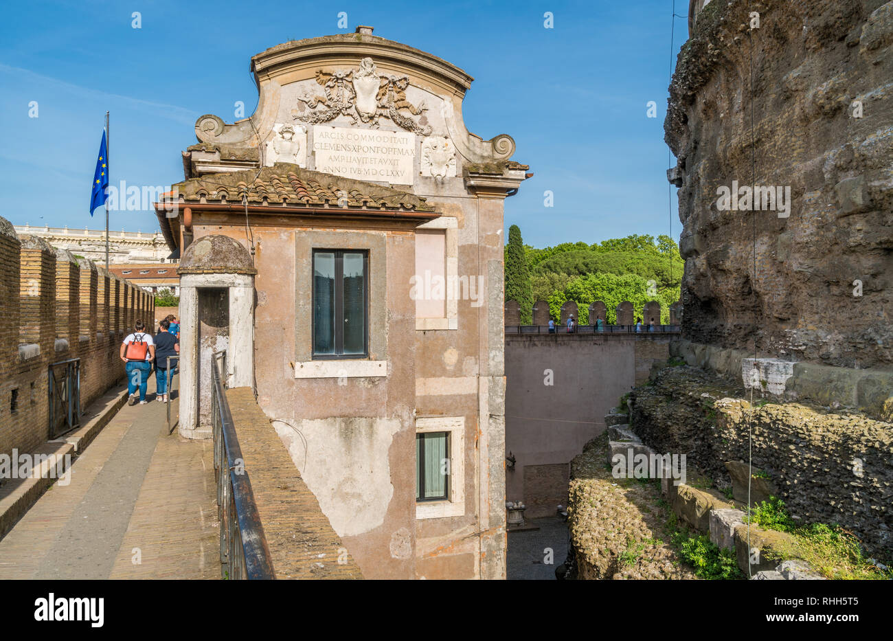 Wandern entlang der Wände des Castel Sant'Angelo in Rom, Italien. Stockfoto