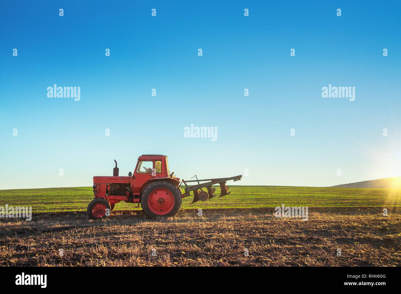 Traktor Anbau Feld im Frühjahr. Stockfoto