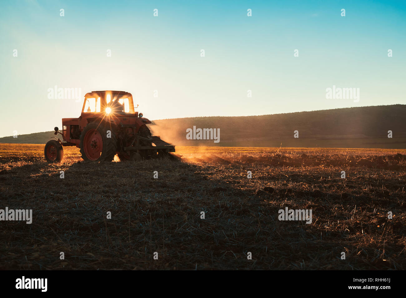 Traktor Anbau Feld im Frühjahr. Stockfoto