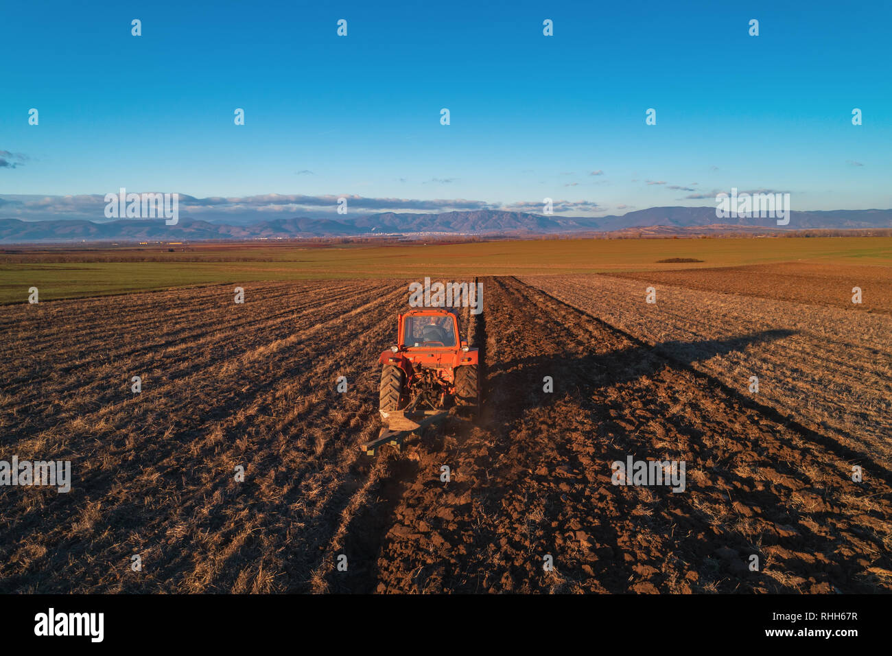 Traktor Anbau Feld im Frühjahr. Stockfoto