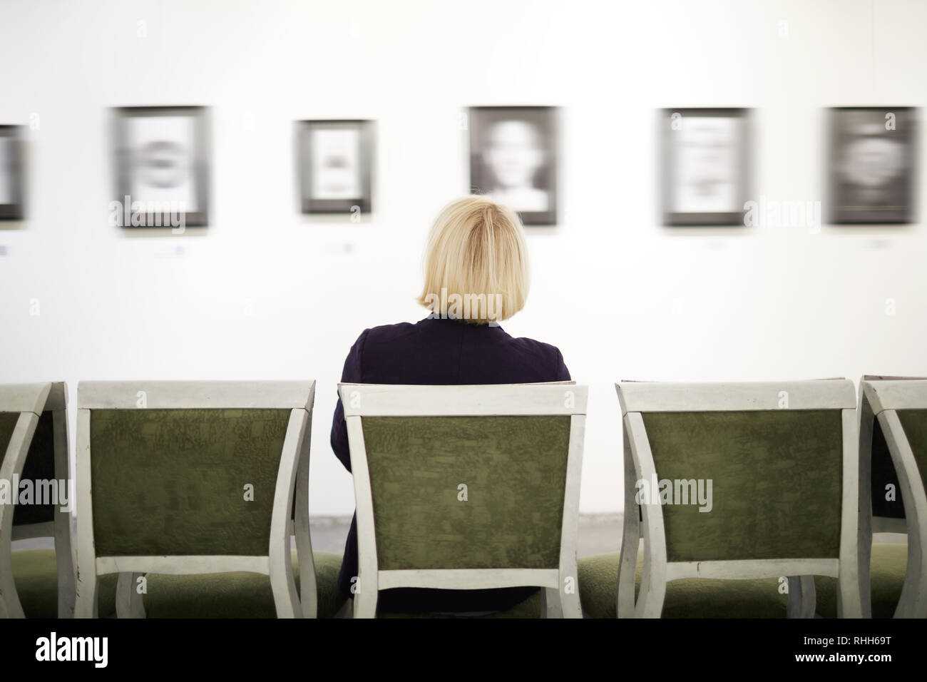 Nicht erkennbare Frau in der Kunst Galerie Stockfoto