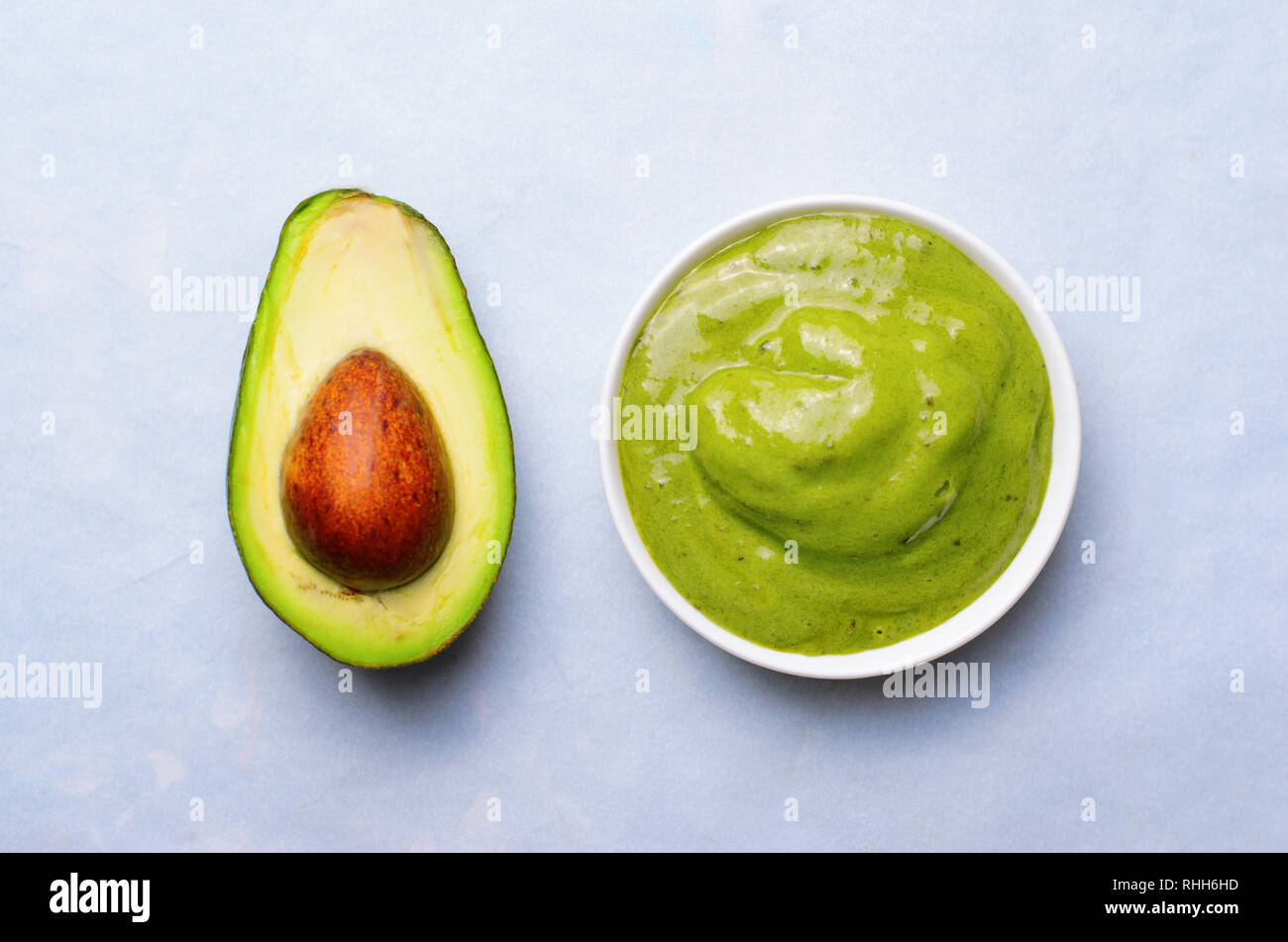 Natürliche Haar Maske, hausgemachte Avocado Haar Behandlung, Ansicht von oben Stockfoto