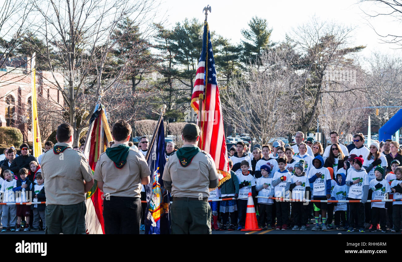 Garden City, NY, USA - 24. März 2018: Die Pfadfinder von Amerika präsentiert die Farben zu Beginn der morgigen Hope Foundation 5 K Geldbeschaffer Rennen Stockfoto