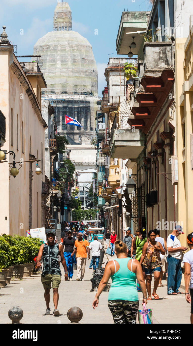 Havanna, Kuba - vom 25. Juli 2018: Menschen, die ihren Tag in Havanna Kuba mit kubanischen Flagge und der Captiol Gebäude im Hintergrund. Stockfoto