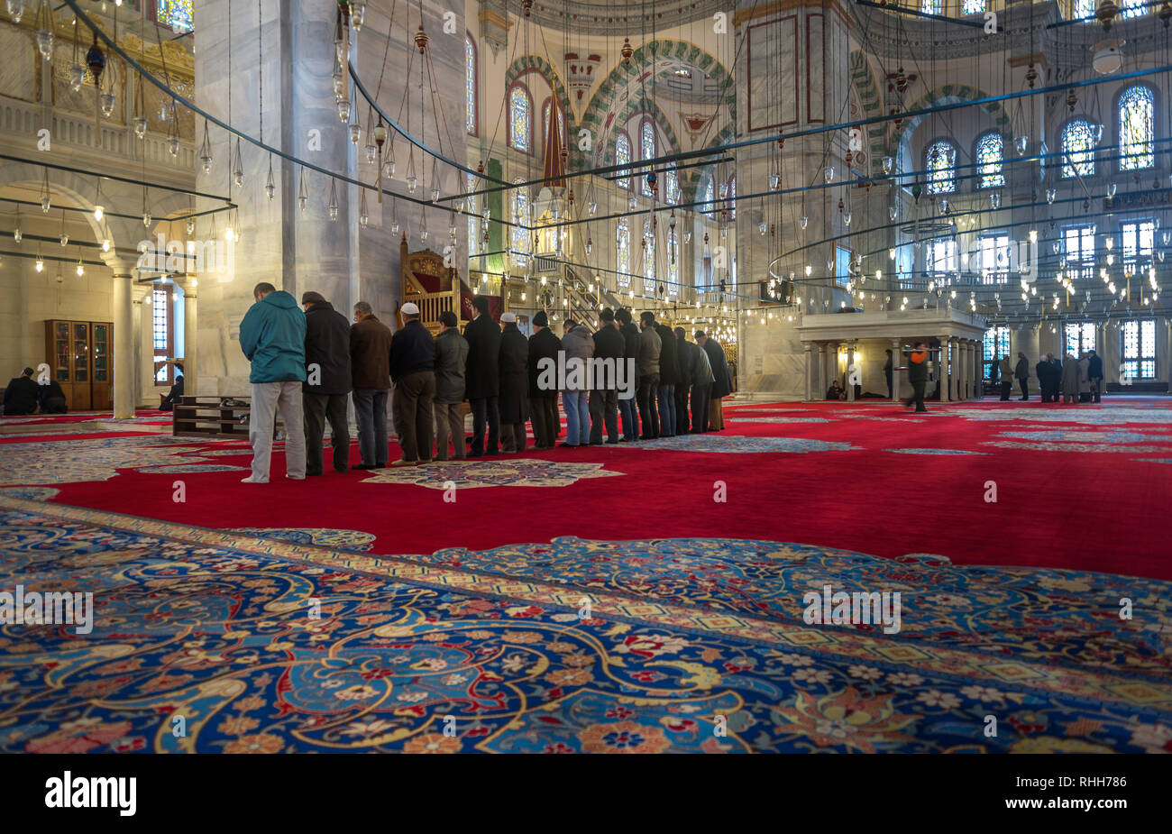 ISTANBUL, Türkei - Dez 2: Muslime beten in Fatih Moschee am 2. Dezember in Istanbul in der Türkei 2014. Das Gebet ist eine obligatorische Anbetung der Muslime 5 mal ein Stockfoto