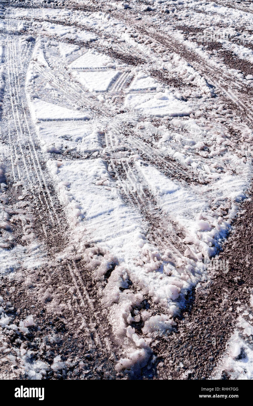Fahrzeug Spuren im Schnee. Stockfoto