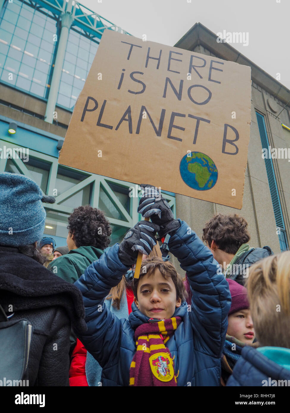 Januar 2019 - Brüssel, Belgien: Junge mit einem handgefertigten Poster mit Slogan in einem Protestmarsch für den Klimawandel der Jugend für Klima Bewegung Stockfoto