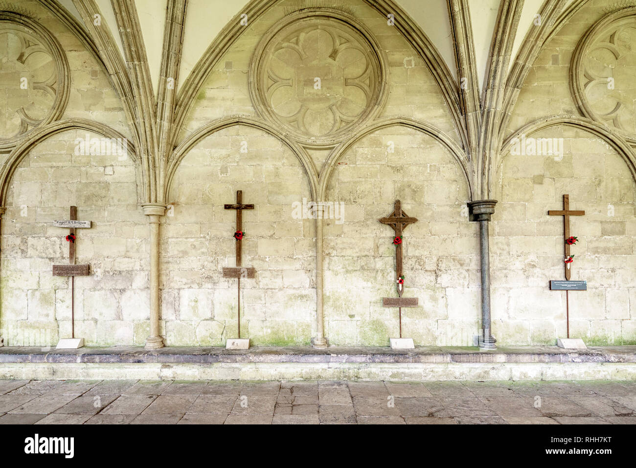 Reihe von hölzernen Kreuz Grabsteinen der gefallenen Soldaten aus verschiedenen Konflikten in den Kreuzgang der Kathedrale von Salisbury Stockfoto