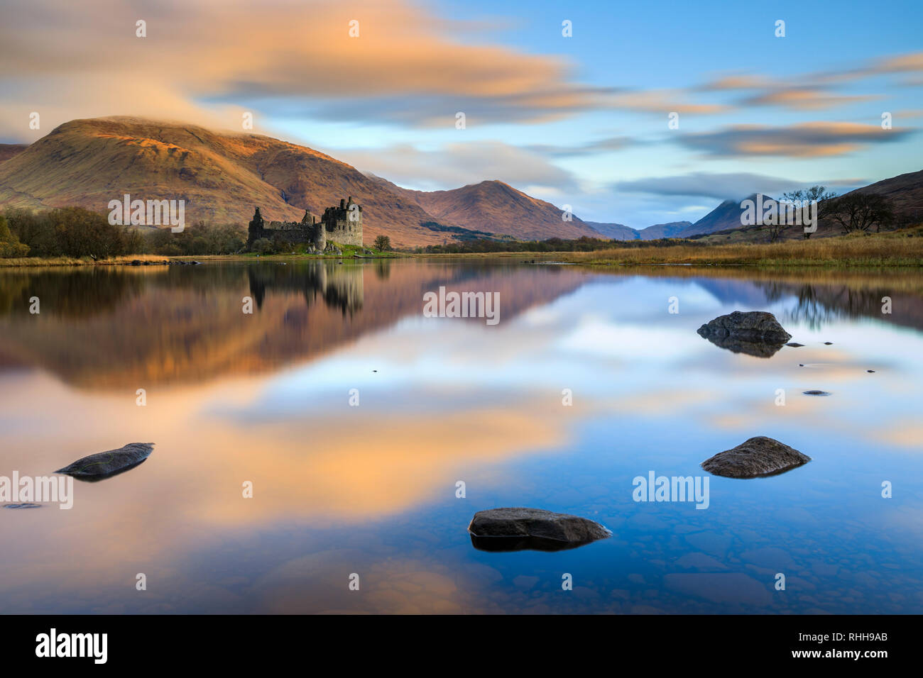 Sonnenaufgang in am Loch Awe mit kilchurn Castle in der Ferne. Stockfoto