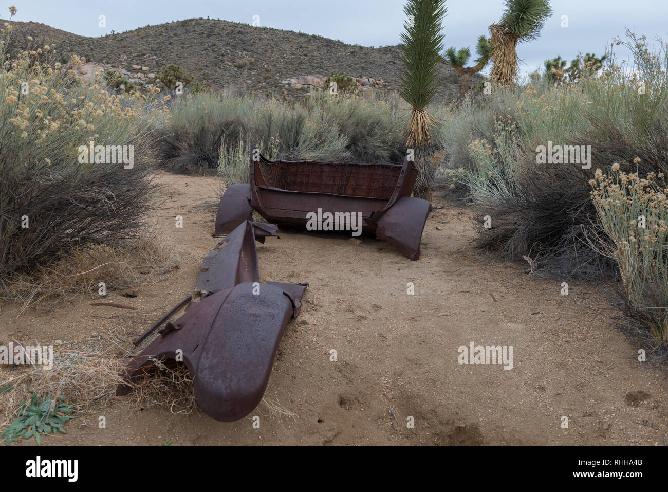 Rostige, alte Autos in der Wüste in Joshua Tree National Park an der Wall Street Mill Trail in Kalifornien, USA Stockfoto