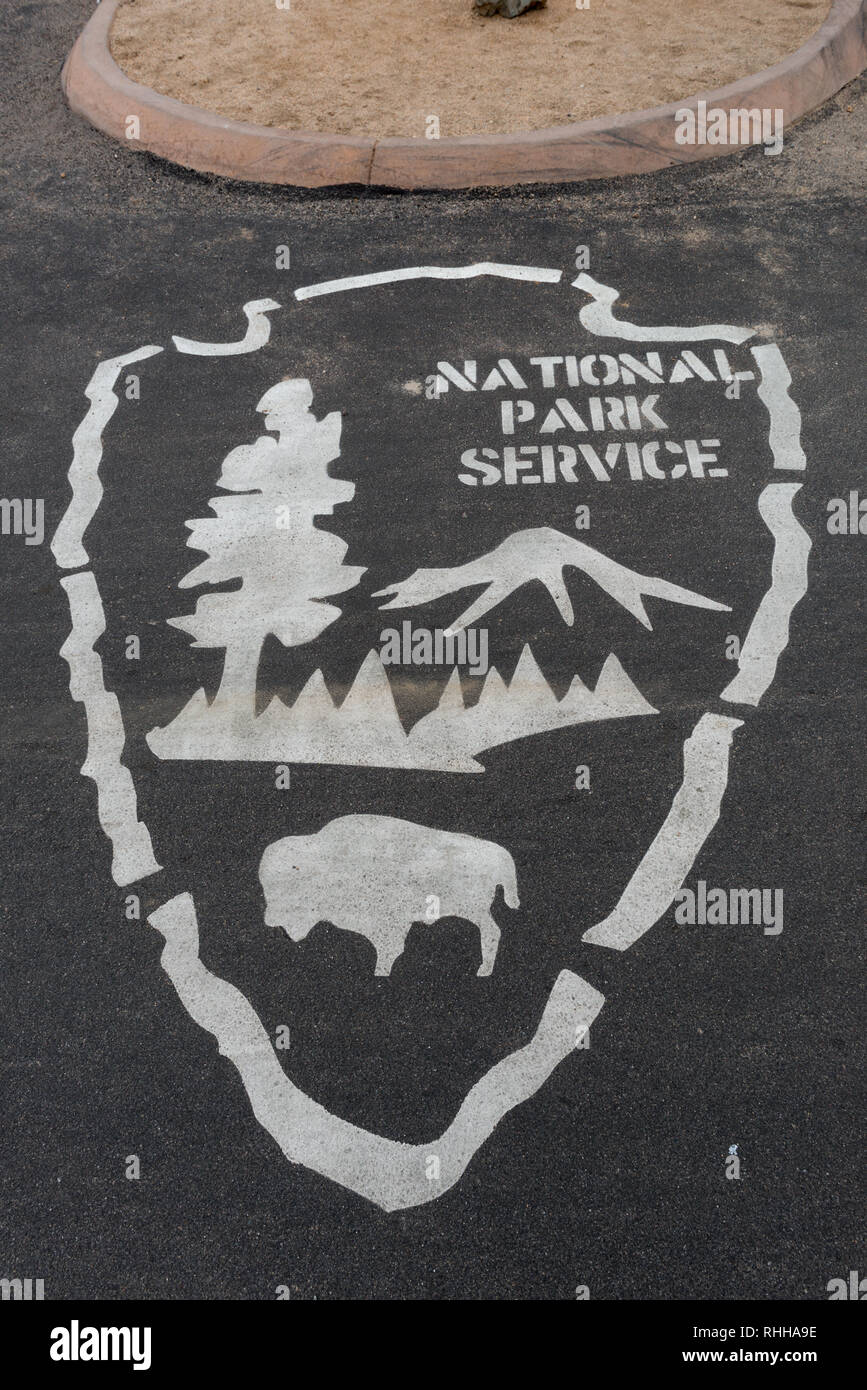 National Park Service Logo auf Asphalt in der Joshua Tree National Park in Kalifornien, USA, lackiert Stockfoto