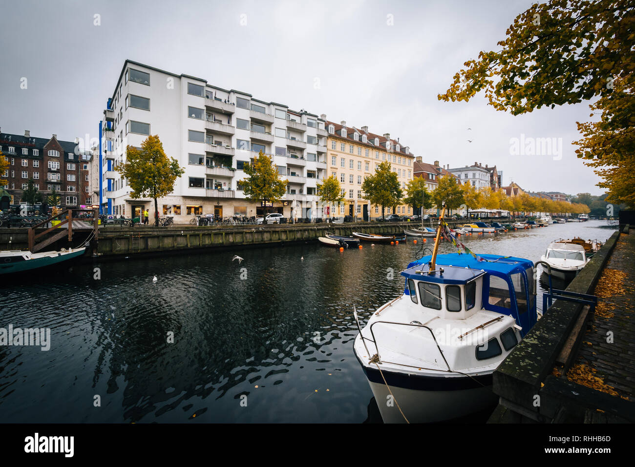 Boot in einem Kanal in Kopenhagen, Dänemark. Stockfoto