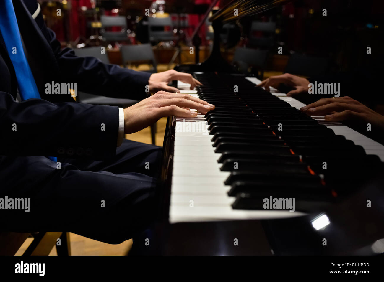 Professioneller Pianist, ein Stück auf einem Flügel. Stockfoto