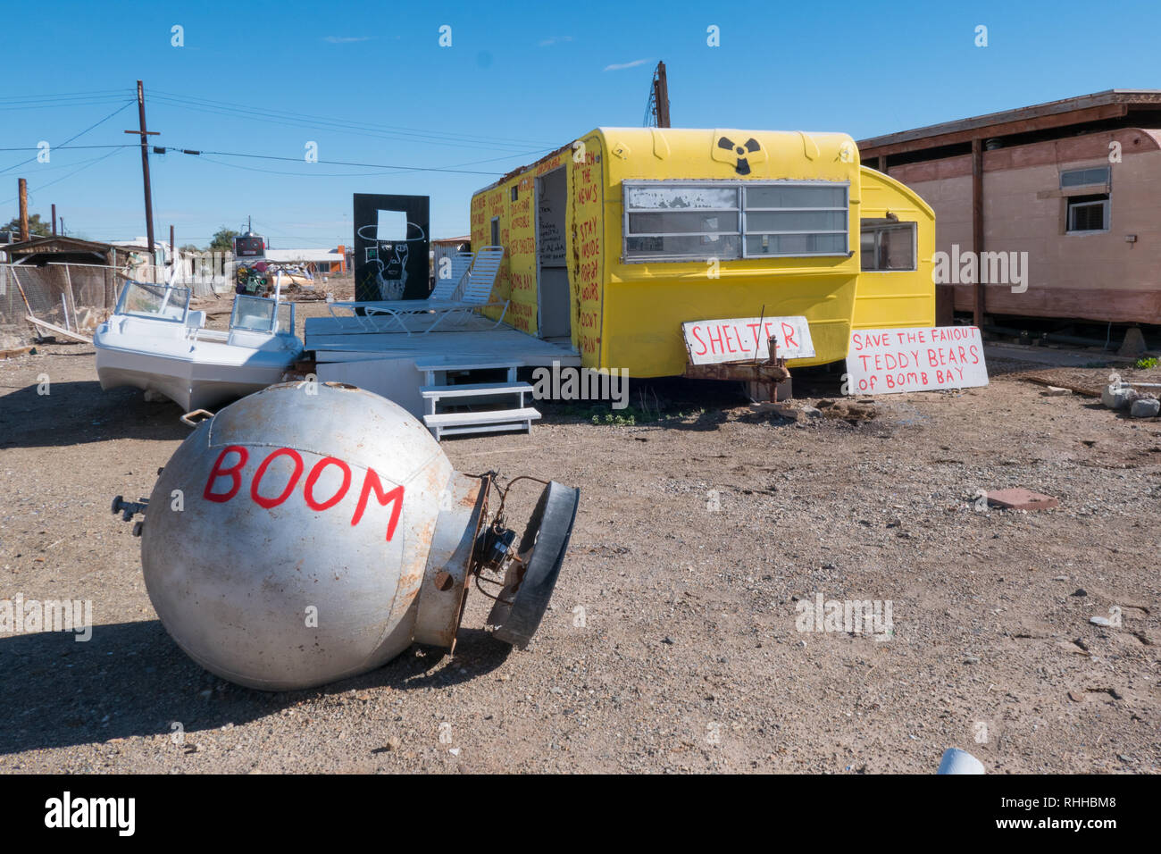 Abgebrochene trailer Home mit Gas Tank außerhalb in der Stadt Bombay Beach, in der Nähe der Salton Sea, Kalifornien, USA Stockfoto