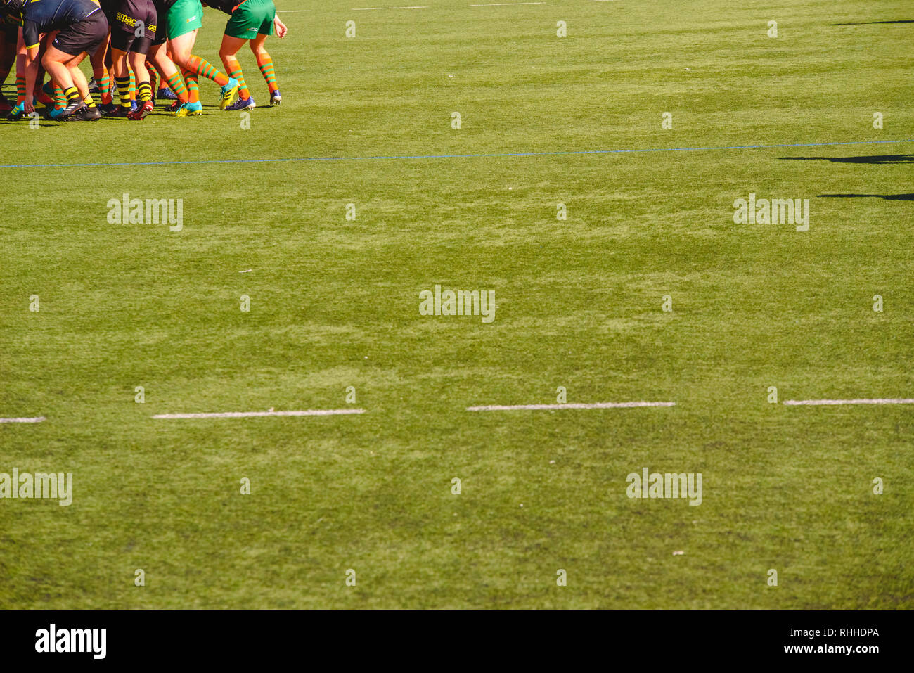 Teamwork in einer Gruppe von Rugby Spieler zusammen geschoben in die gleiche Richtung. Stockfoto