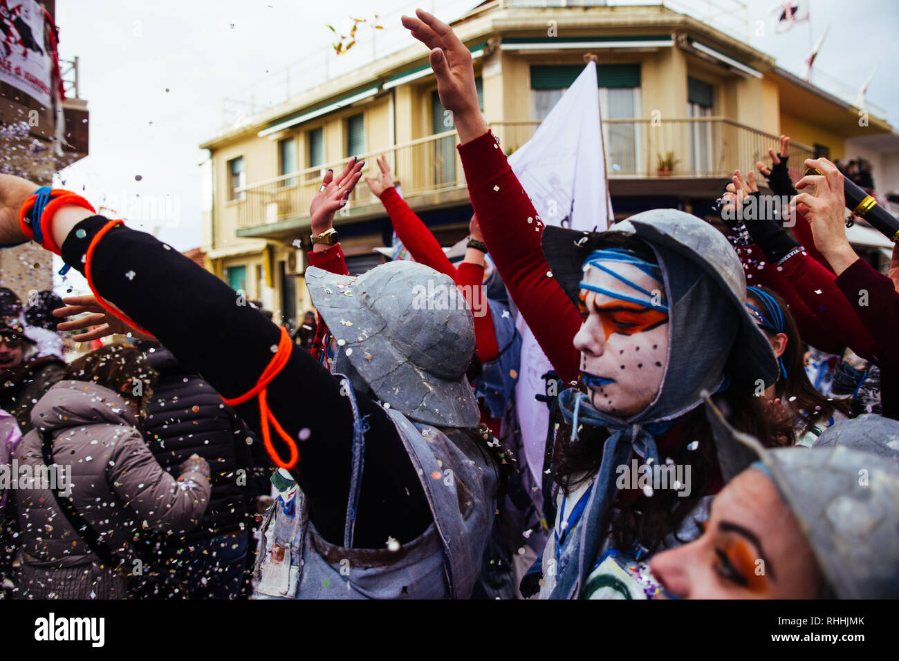 VIAREGGIO ITALIEN - Februar 4: Menschen mit Masken Parade in der Promenade von Viareggio während des jährlichen Karnevals in der zweiten Parade. Auf dem 4. Febr. Stockfoto