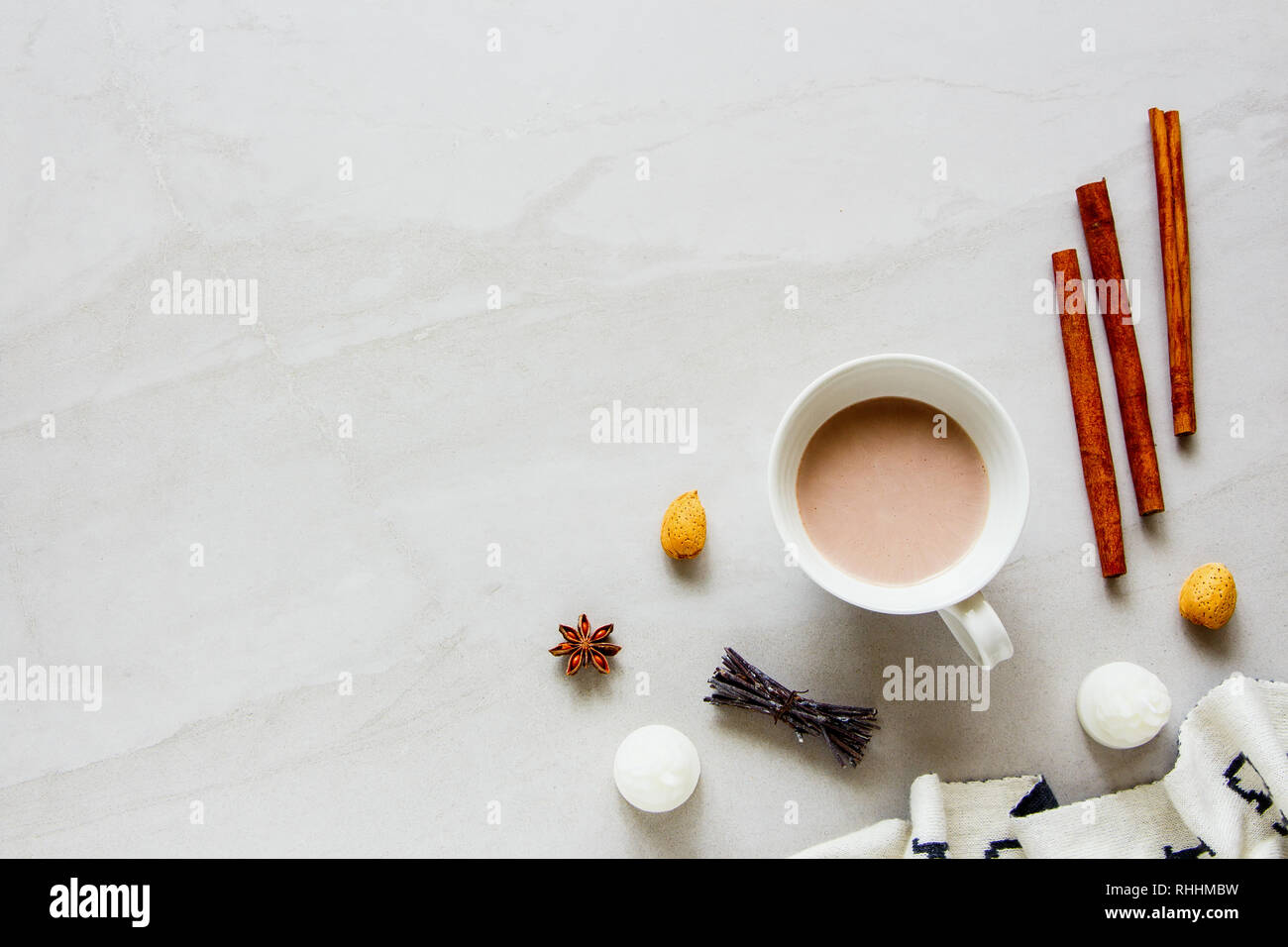 Tasse heiße Schokolade, Plaid, Kerze, flach. Herbst, Herbst, Winter Konzept Stockfoto
