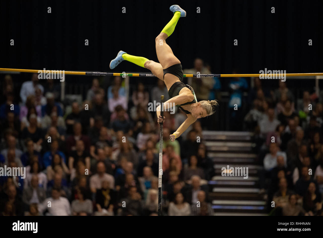 Karlsruhe, Deutschland. 02 Feb, 2019. Athletik, Internationale Karlsruhe in der Karlsruher Ausstellung Halle 3. Pole vaulter Lisa Ryzih aus Deutschland springt über den Pol. Credit: Sebastian Gollnow/dpa/Alamy leben Nachrichten Stockfoto