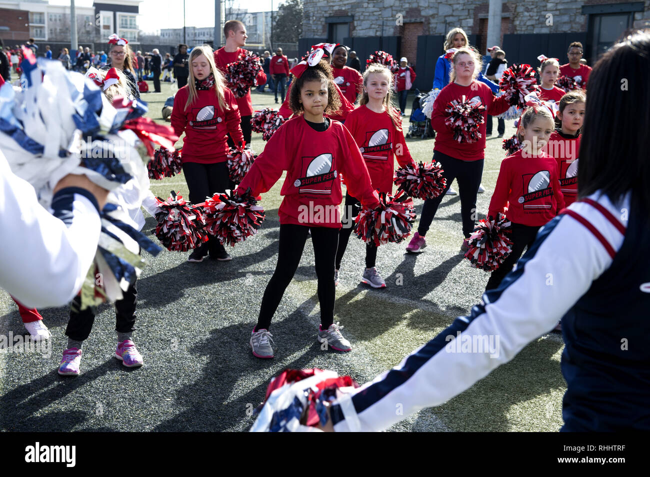 Atlanta, USA. 2 Feb, 2019. Mehr als 100 Atlanta Bereich Kinder mit Down-Syndrom und anderen Entwicklungs- und körperlichen Behinderungen feierte am Sonntag Super Bowl einen Tag früher mit Super Fest, eine inklusive Football und cheerleading Klinik. Die Veranstaltung wird in der gleichen Stadt und gleichen Wochenende wie der Super Bowl statt und ermöglicht Jugendlichen und jungen Erwachsenen in der Gemeinschaft die Begeisterung in eine einladende, sensorische geeignete Umgebung zu genießen. Credit: ZUMA Press, Inc./Alamy leben Nachrichten Stockfoto