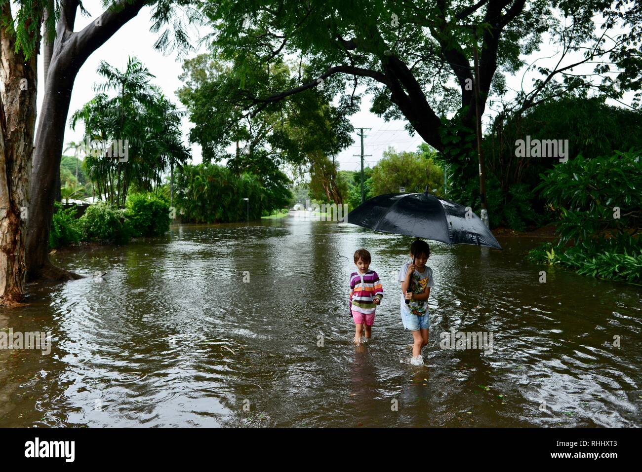 Queensland, Australien. 3. Feb 2019. Hochwasser weiter zu verschlechtern, während die Sintflut fortgesetzt und mehr Wasser aus dem prallen Ross River dam freigegeben das Scheitern der Staumauer zu verhindern. Quelle: P&F Fotografie/Alamy leben Nachrichten Stockfoto