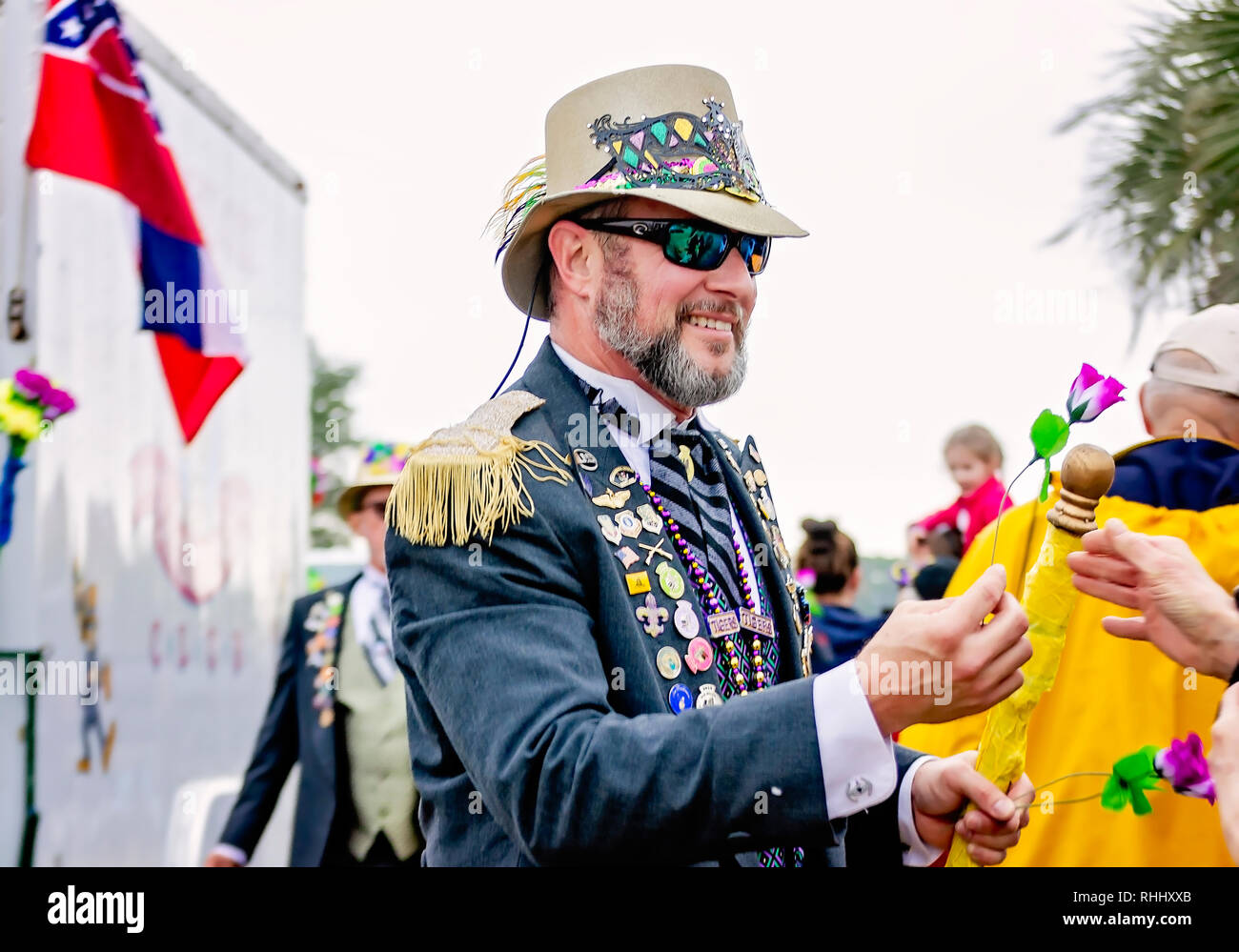 Dauphin Island, Alabama, USA. 2 Feb, 2019. Ein Mitglied des Ole-Biloxi Marching Club gibt eine Blume zu einem Zuschauer in die Krewe de La Dauphine Mardi Gras Parade, Feb 2, 2019, in Dauphin Island, Alabama. Der Dauphin Island Parade startet die offizielle Mardi Gras Parade Saison in Mobile, Alabama. (Foto von Carmen K. Sisson/Cloudybright) Credit: Carmen K. Sisson/Cloudybright/Alamy leben Nachrichten Stockfoto