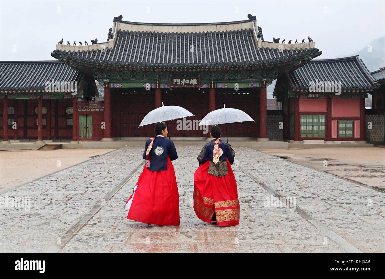 Seoul, Korea. 03 Feb, 2019. Ausländer tragen' hanbok' im Old Palace ausländische Touristen in die traditionelle koreanische Kleidung von "hanbok' Besuch Gyeongbok Palast im Zentrum von Seoul am Februar 3, 2019. Credit: Yonhap/Newcom/Alamy leben Nachrichten Stockfoto