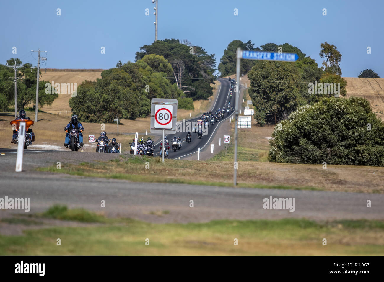 Victoria, Australien. 3. Feb 2019. Grampians Fahren-03 Februar 2019 - See Bolac - Victoria - Australien. Die 400 Radfahrer auf den jährlichen Grampians Fahrt zu erinnern Geldbeschaffer, Donner durch See Bolac in Western Victoria für einen kurzen Stopp auf der 173-km-Ritt zu erinnern, Polizisten, die ihr Leben in der Linie der Service verloren haben und die Mittel für den Osten Grampians Gesundheit Serices Credit wirft zu Ehren: Brett Keating/Alamy leben Nachrichten Stockfoto