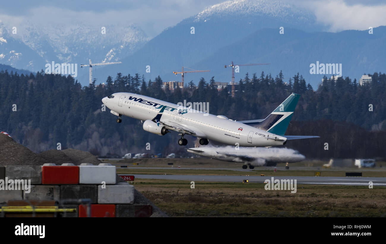 Richmond, British Columbia, Kanada. 2 Feb, 2019. Ein WestJet Airlines Boeing 737-800 (C-Grtb) Jet Airliner zieht aus Vancouver International Airport. Credit: bayne Stanley/ZUMA Draht/Alamy leben Nachrichten Stockfoto