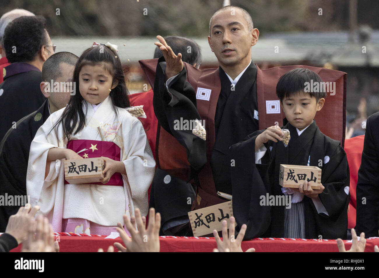 Chiba, Japan. 3 Feb, 2019. Japanische Schauspieler Ichikawa Ebizo XI. und seine Söhne nehmen Teil an der Setsubun Festival in der naritasan Shinshoji Temple im Zentrum von Narita. Das jährliche Festival ist auf naritasan Shinshoji Temple mit japanischen Berühmtheiten und Sumo Ringer wirft Sojabohnen für die Menschen böse Geister abzuwehren und laden Glück statt. Credit: Rodrigo Reyes Marin/ZUMA Draht/Alamy leben Nachrichten Stockfoto