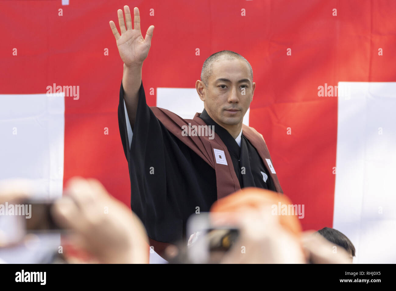 Chiba, Japan. 3 Feb, 2019. Japanische Schauspieler Ichikawa Ebizo XI besucht die Setsubun Festival in der naritasan Shinshoji Temple im Zentrum von Narita. Das jährliche Festival ist auf naritasan Shinshoji Temple mit japanischen Berühmtheiten und Sumo Ringer wirft Sojabohnen für die Menschen böse Geister abzuwehren und laden Glück statt. Credit: Rodrigo Reyes Marin/ZUMA Draht/Alamy leben Nachrichten Stockfoto