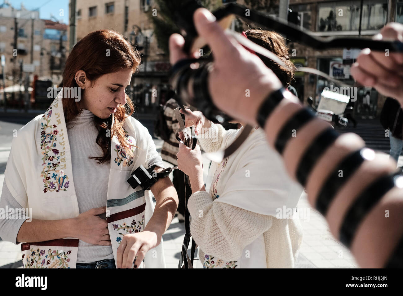 Jerusalem, Israel. 3. Februar, 2019. Frauen von der Wand, eine Organisation, die berühmt für den Kampf für die Rechte der Frauen Gebet an der Klagemauer, betreibt ein TEFILLIN oder gebetsriemen, wrap Ständer für Frauen in Jerusalem, der Stadt auf World Wide Wrap Tag. Kommunale Genehmigung für den Umzug wurde nach wiederholter Appelle über mehrere Monate erhalten. Credit: Nir Alon/Alamy leben Nachrichten Stockfoto
