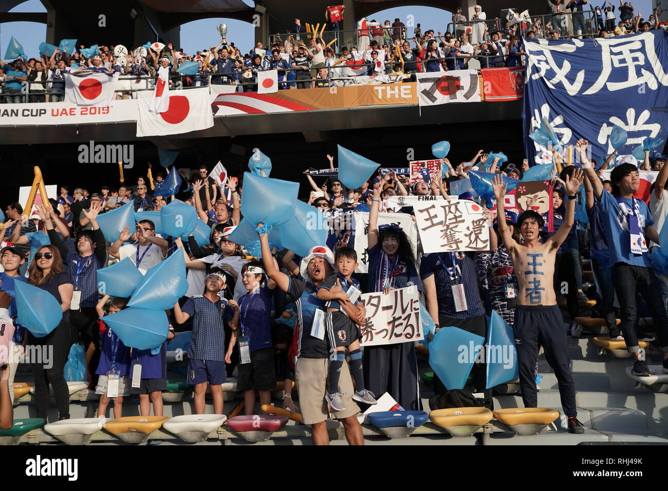 Abu Dhabi, VAE. 3. Feb 2019. Japan Fans während des AFC Asian Cup VAE 2019 Finale zwischen Japan 1-3 Katar an der Zayed Sports City Stadium in Abu Dhabi, Vereinigte Arabische Emirate, 1. Februar 2019. Credit: Toshihiro Kitagawa/LBA/Alamy leben Nachrichten Stockfoto