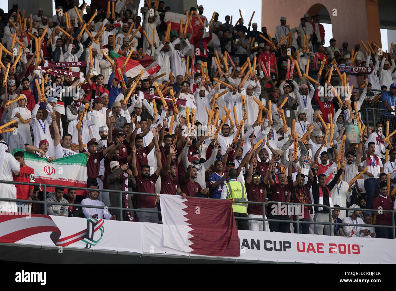 Abu Dhabi, VAE. 3. Feb 2019. Katar Fans während des AFC Asian Cup VAE 2019 Finale zwischen Japan 1-3 Katar an der Zayed Sports City Stadium in Abu Dhabi, Vereinigte Arabische Emirate, 1. Februar 2019. Credit: Toshihiro Kitagawa/LBA/Alamy leben Nachrichten Stockfoto