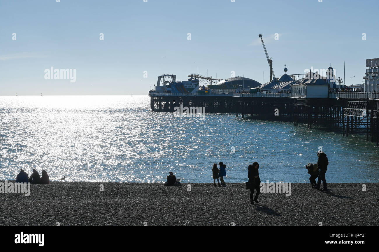 Brighton, UK. 3. Feb 2019. Besucher am Strand von Brighton Palace Pier an einem schönen, sonnigen, aber kalten Tag an der Südküste. Mildere Wetter Prognose über Großbritannien in den nächsten Tagen Credit zu verbreiten: Simon Dack/Alamy leben Nachrichten Stockfoto