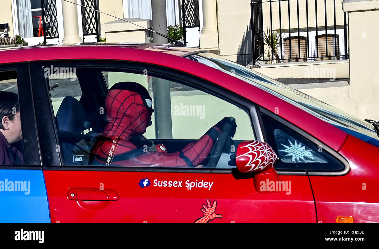 Brighton UK 3. Februar 2019 - ein Kraftfahrer als Spider-Man den berühmten Marvel Comic Charakter durch Brighton heute fahren an einem schönen sonnigen Tag beschmutzt gekleidet. Wie Sussex Spidey er oft gesehen werden kann um die Grafschaft Kredit fahren werden: Simon Dack/Alamy Leben Nachrichten bekannt Stockfoto