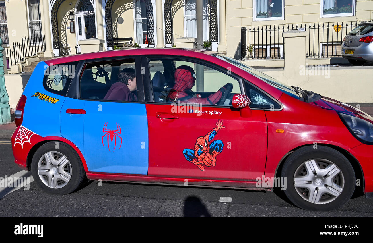 Brighton UK 3. Februar 2019 - ein Kraftfahrer als Spider-Man den berühmten Marvel Comic Charakter durch Brighton heute fahren an einem schönen sonnigen Tag beschmutzt gekleidet. Wie Sussex Spidey er oft gesehen werden kann um die Grafschaft Kredit fahren werden: Simon Dack/Alamy Leben Nachrichten bekannt Stockfoto
